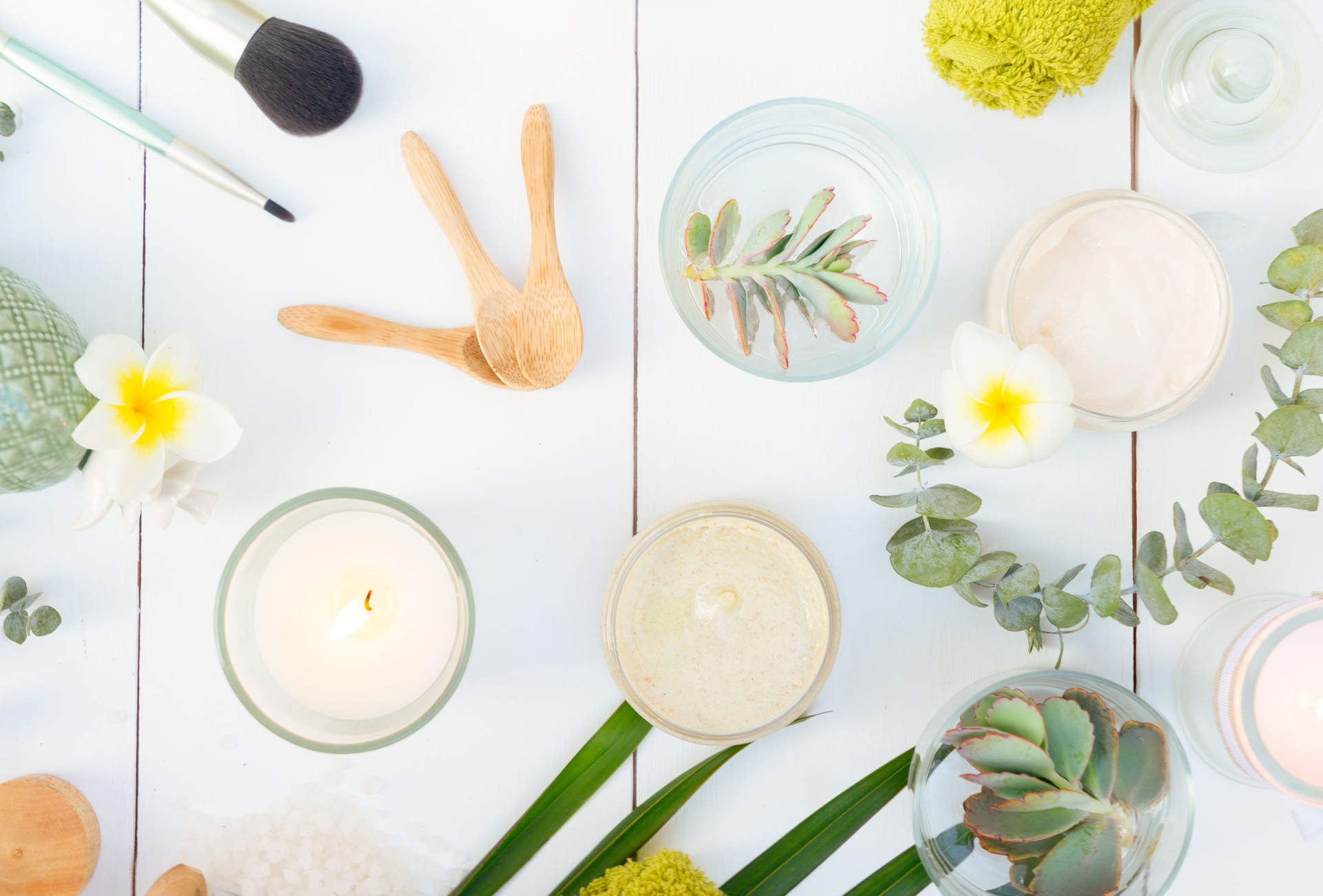 Fondo de belleza con productos cosméticos faciales